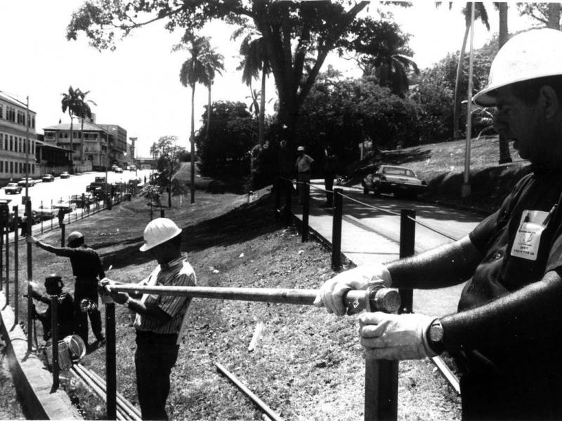 En 1979 se retiraba parte de la cerca en la hoy avenida de Los Mártires.